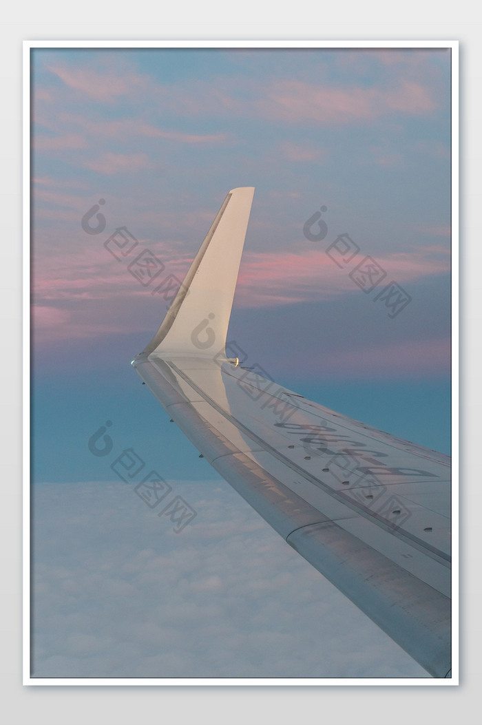 蓝色紫色梦幻飞机航空摄影机翼摄影图