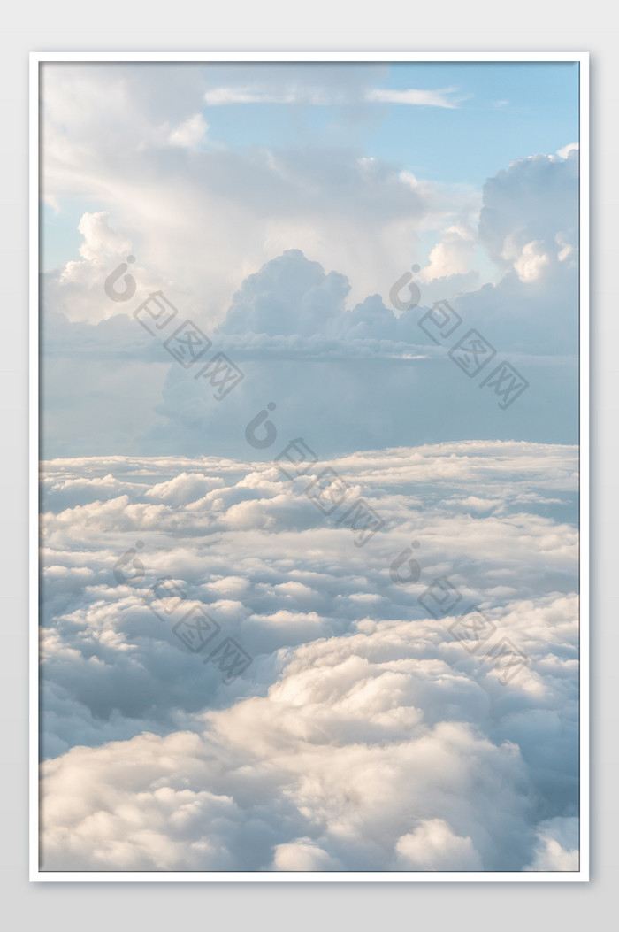 纯净蓝色白色云朵天空高空航拍艺术摄影图片