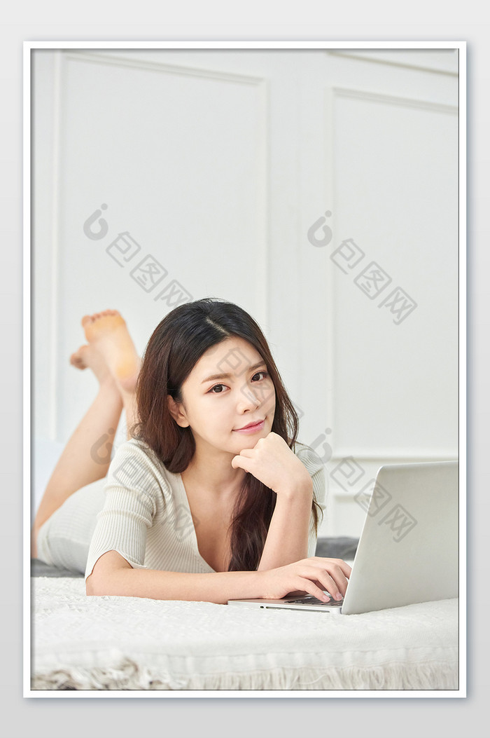 白色调简约居家生活在床上玩电脑的女生图片图片