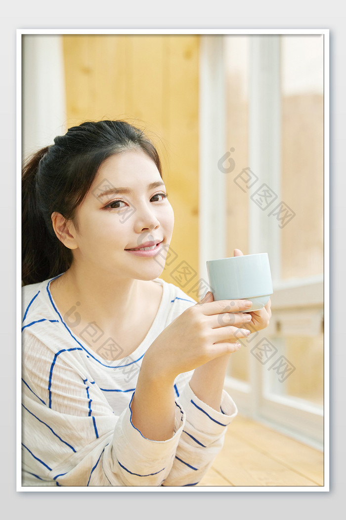 白色调简约居家生活靠在窗户边喝咖啡的女生