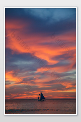 菲律宾长滩海上日落帆船图片