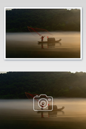 湖南郴州东江湖雾漫小东江船家撒网摄影图片