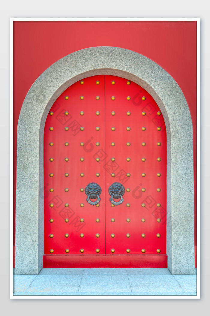 古建筑的红色大门铜环图片图片