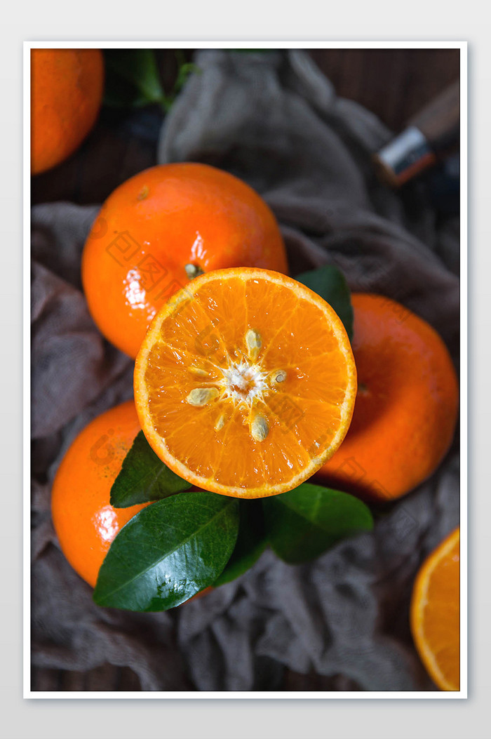 暗调暖秋橙子新鲜水果静物摄影图