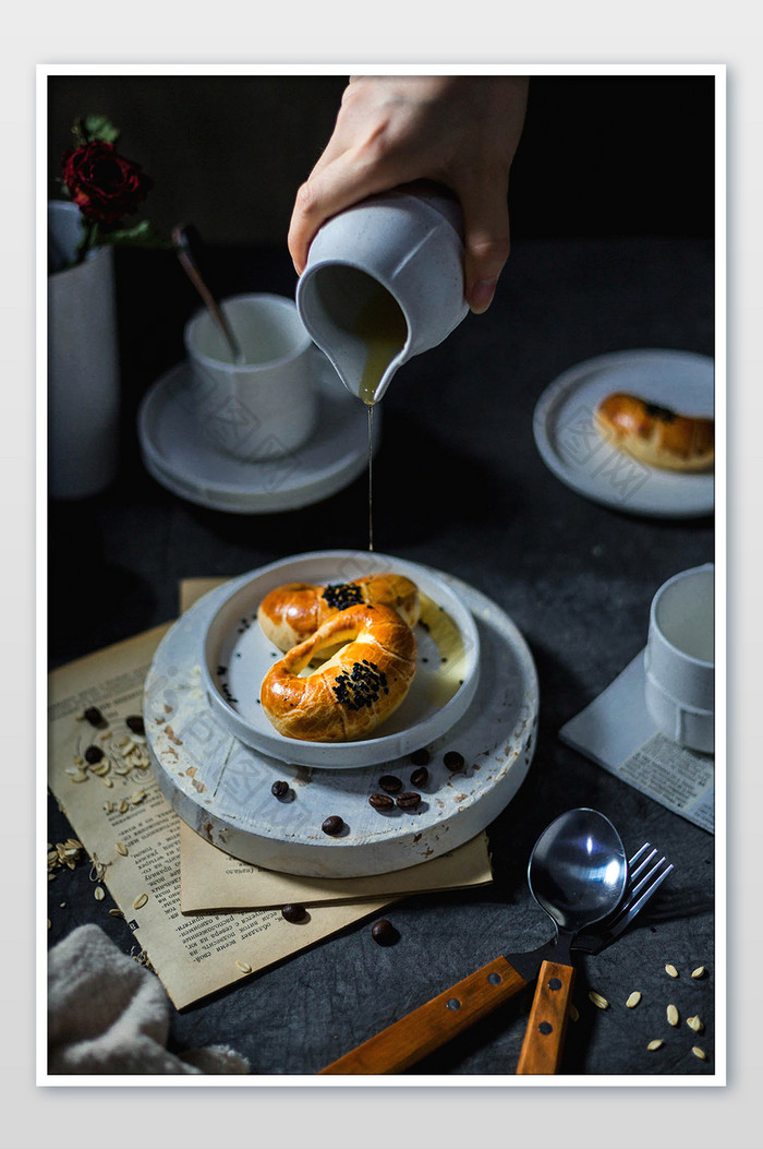 暗调欧式牛角包下午茶烘培美食摄影图片