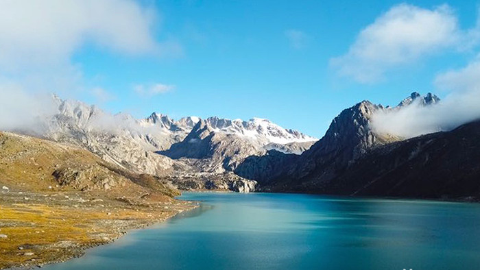 大气航拍西藏高原雪山湖泊