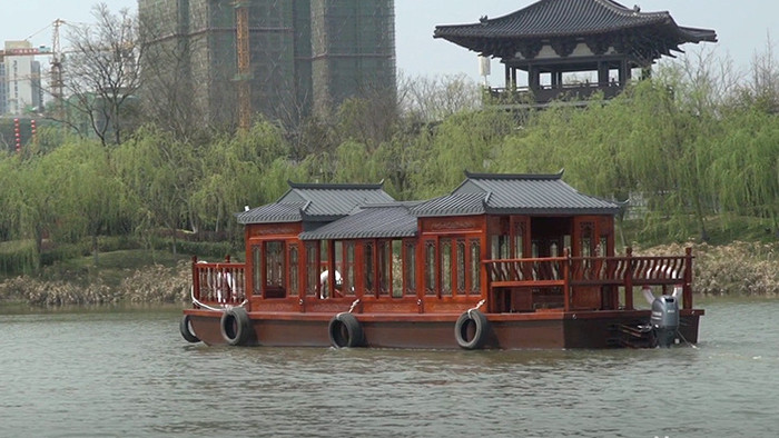 周末公园游玩游船风景鸭子船游客