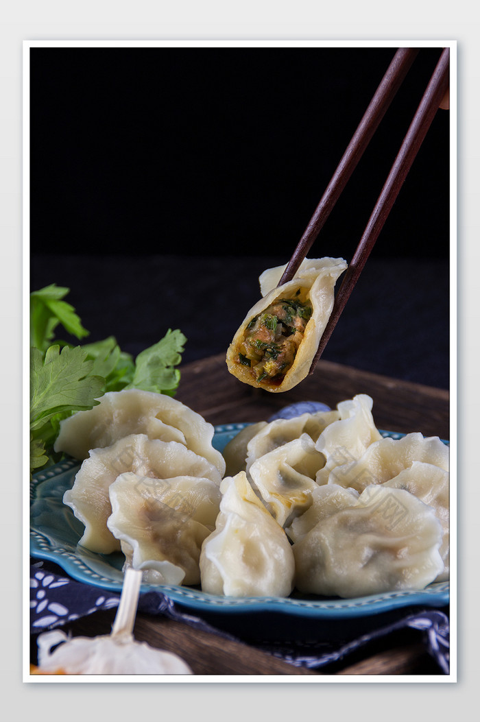 传统美食饺子夹起特写摄影图片图片