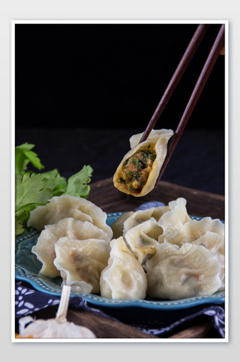 传统美食饺子夹起特写摄影图片