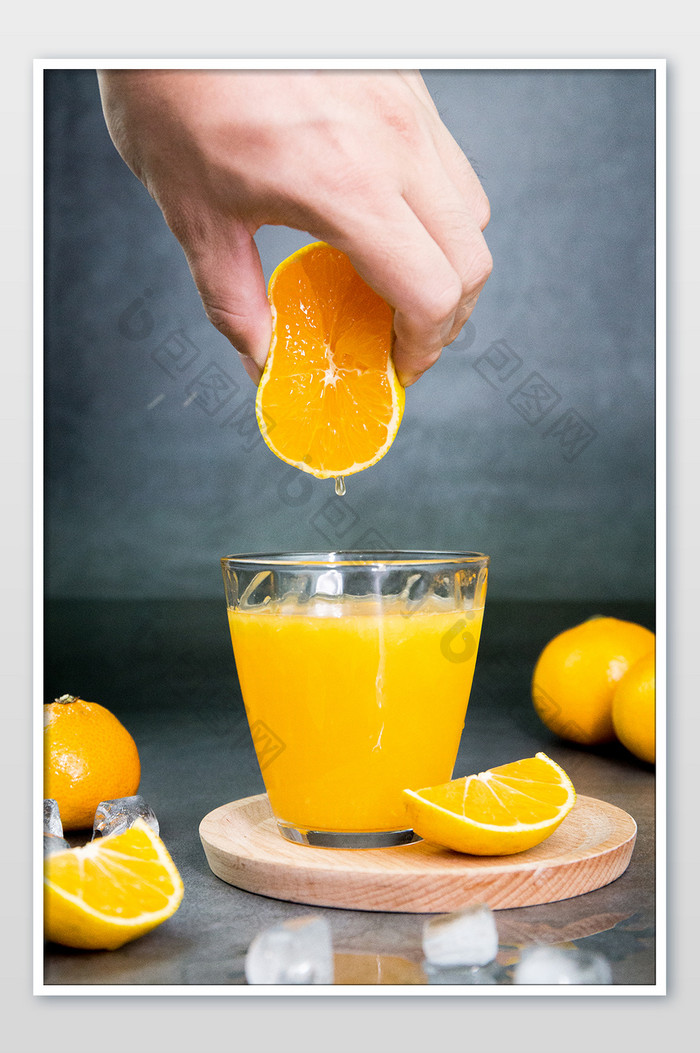 手捏着橘子滴在被子里橘子汁