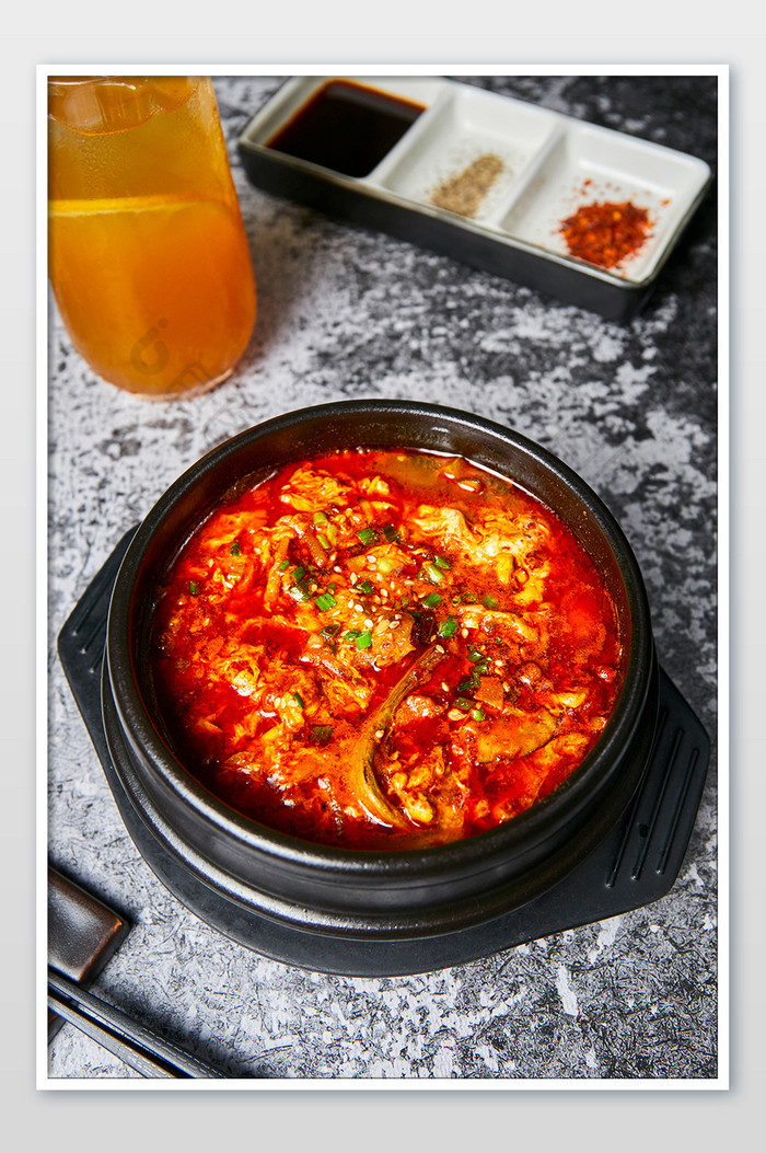 韩国牛肉泡饭红油砂锅美食摄影图片图片