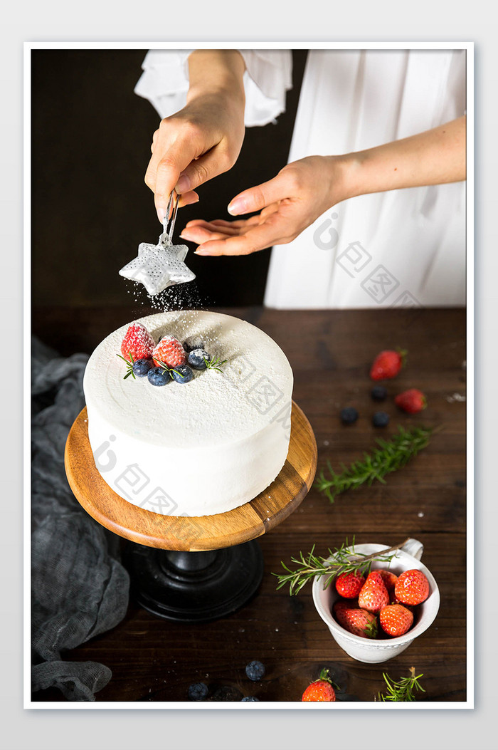 欧式美食草莓蛋糕撒粉摄影图片