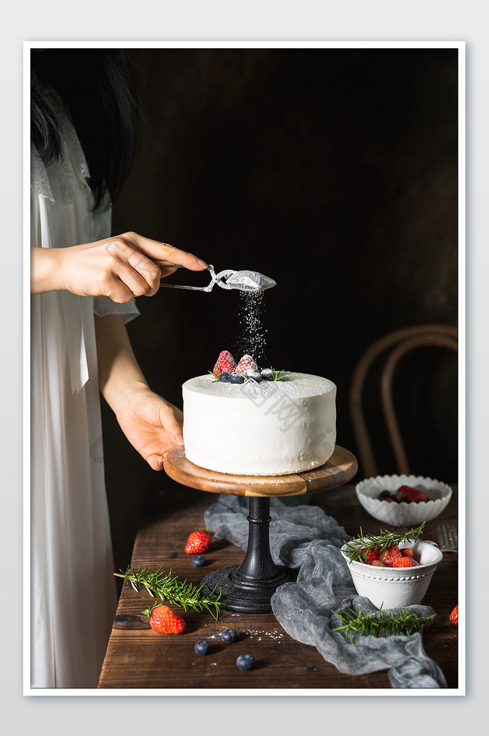 欧式暗调美食草莓蛋糕撒粉摄影图片