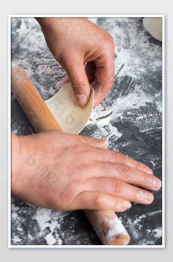 包饺子流程用擀面杖擀饺子皮图片