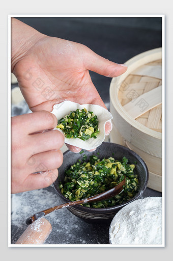 包饺子流程把饺子馅放入饺子皮内图片