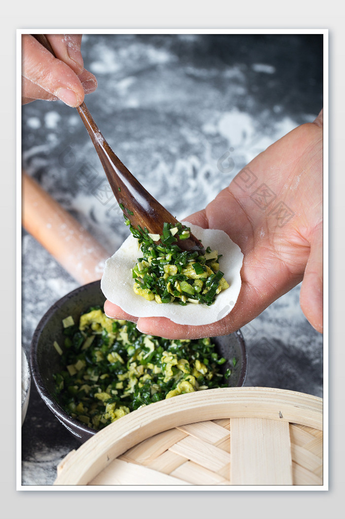 用勺子把饺子馅放入饺子皮表面