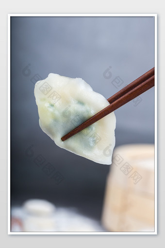 筷子夹起饺子特写拍摄图片