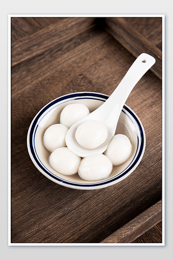 竖版拍摄白色勺子里面的美味汤圆