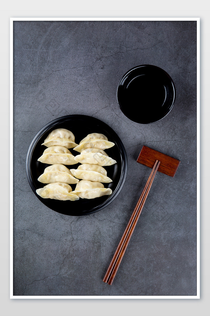 俯拍饺子蒸饺筷子和蘸料