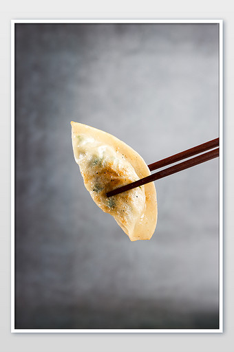 用筷子夹起美食煎饺特写