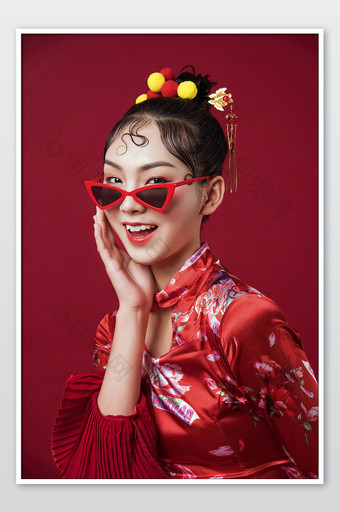 时尚复古男女国潮红色背景写真图片