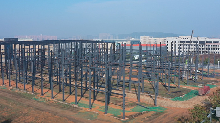 震撼航拍建设施工中的钢结构厂房吊装工程