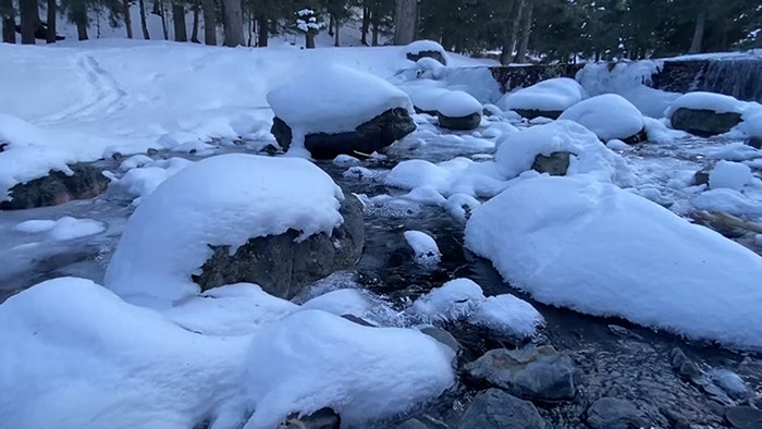冬天雪景河流结冰自然景色视频