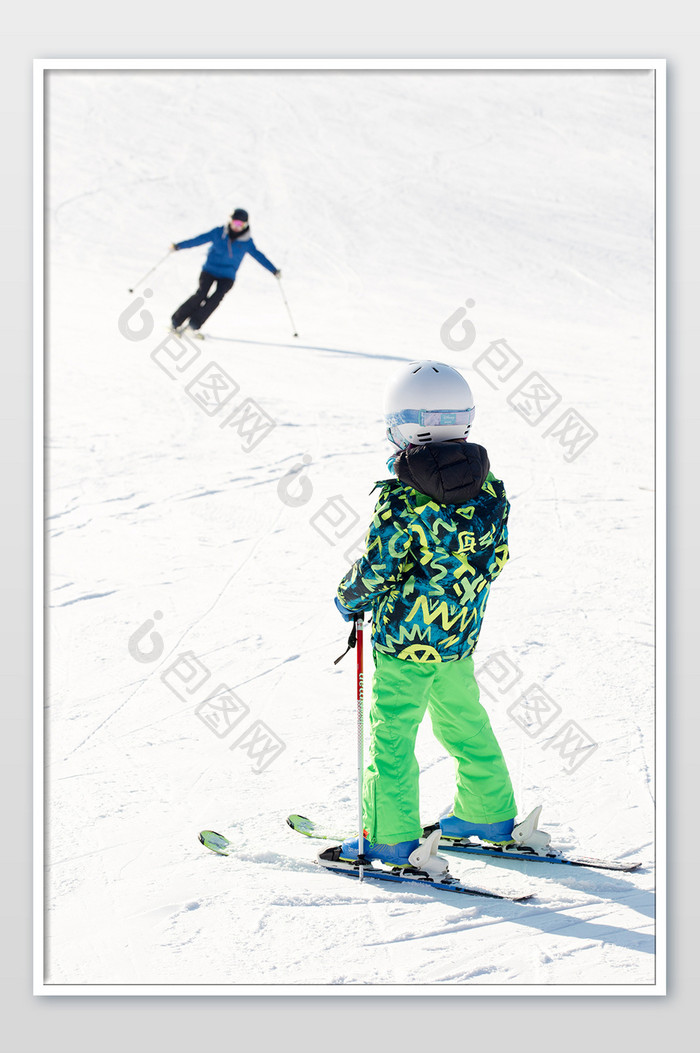 竖版拍摄滑雪儿童凝望滑雪的人