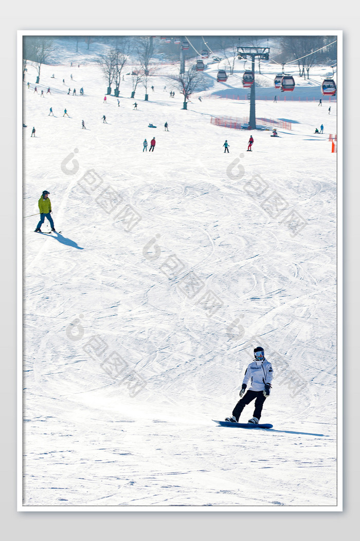 竖版拍摄滑雪白色雪道