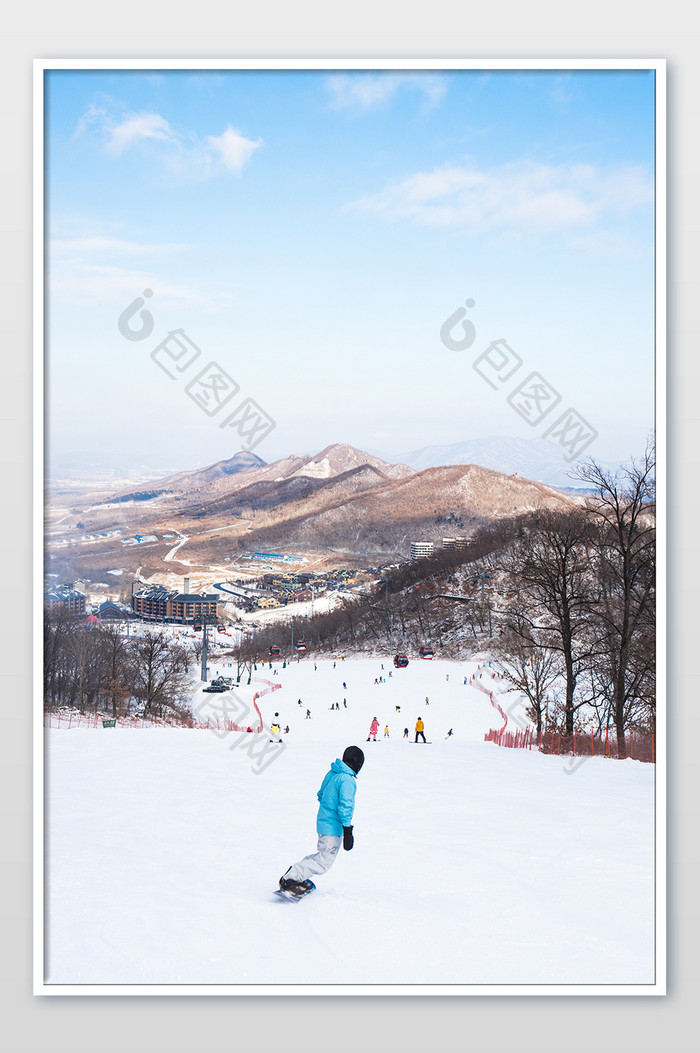 竖版拍摄在雪道上滑雪的运动员