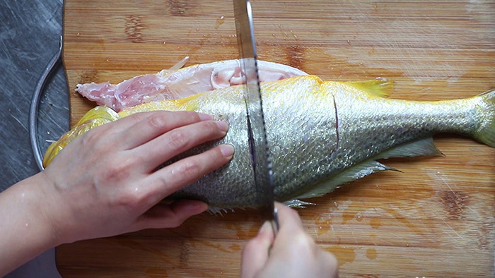 高清做饭做鱼加工视频素材