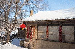 乡村雪屋房子一角年味红灯笼图片