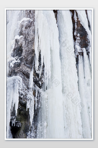 竖版大气拍摄冬天白色瀑布冰柱图片
