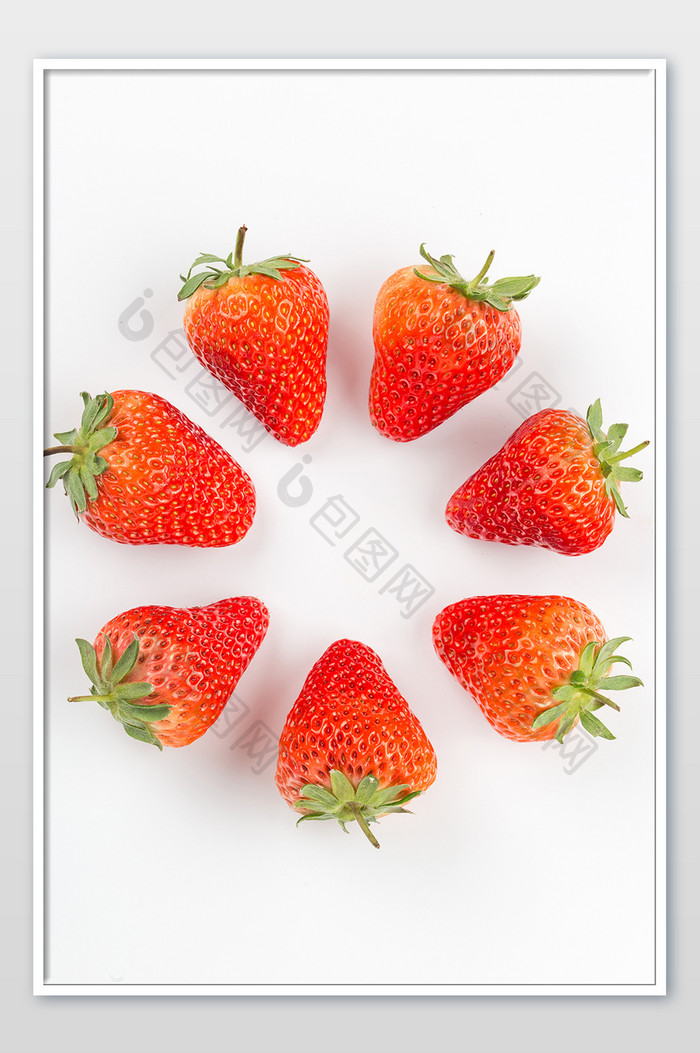 围在一起的草莓水果