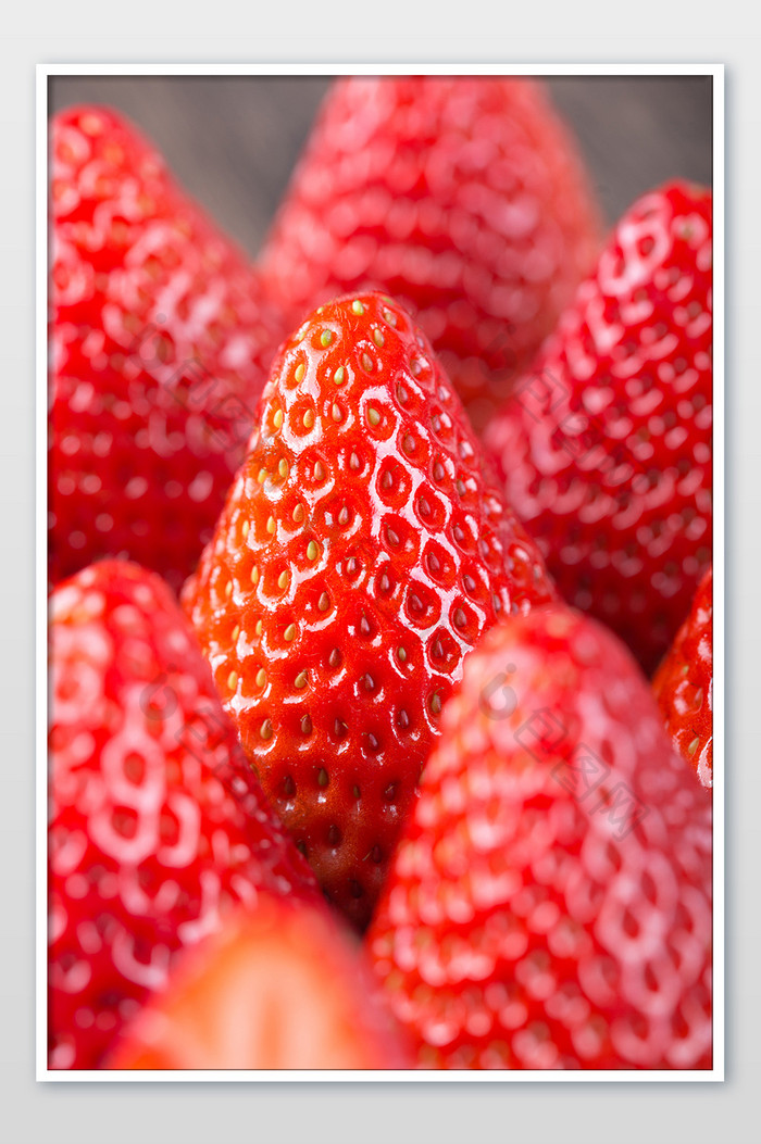 竖版草莓成群草莓山峰海报素材