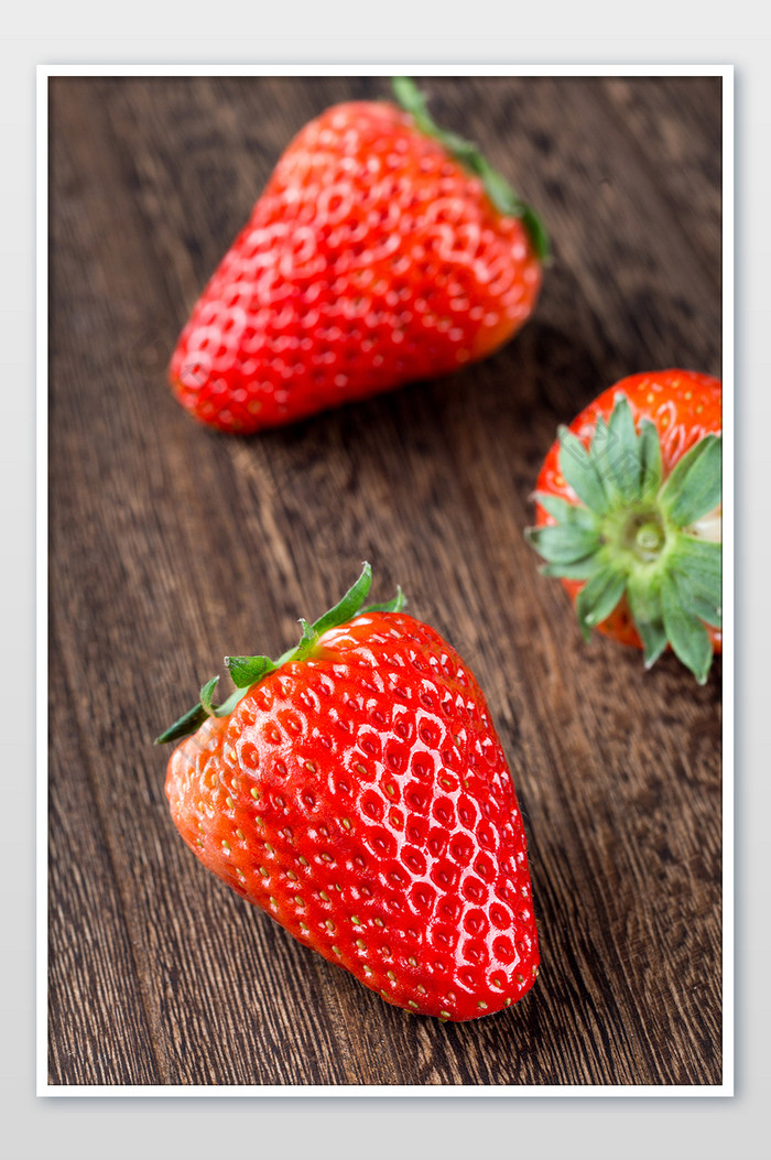 散落的草莓新鲜绿色营养水果