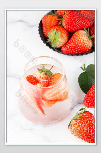 竖版拍摄草莓气泡水草莓饮品图片