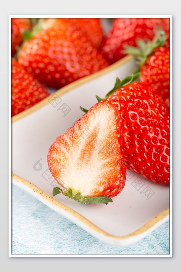 餐盘里的红色草莓好吃的水果