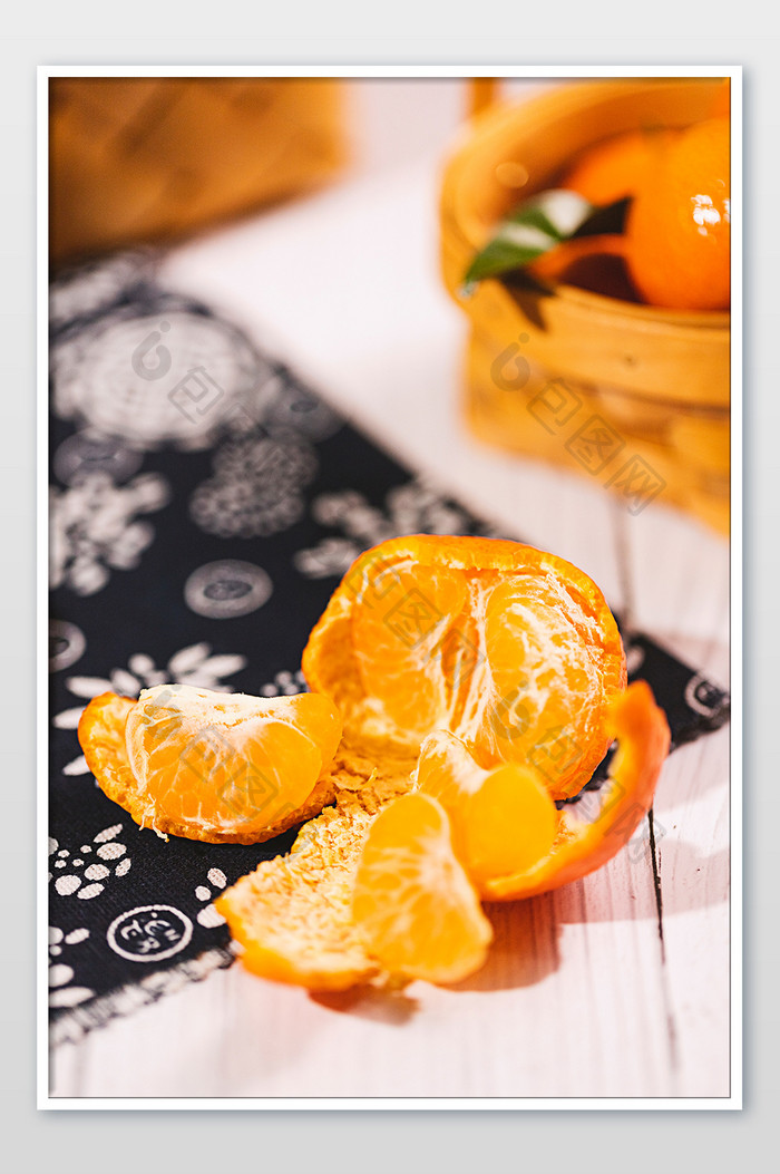 剥开的橘子摄影图片