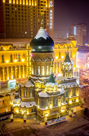 冬天的下雪的圣索菲亚教堂夜景航拍图片