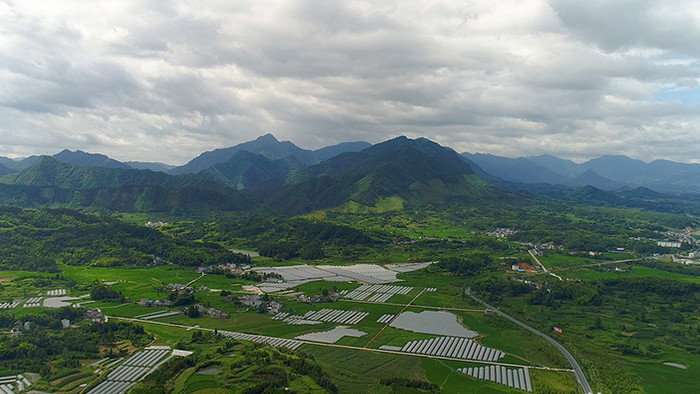 航拍高清皖南山区森林小镇森林村庄