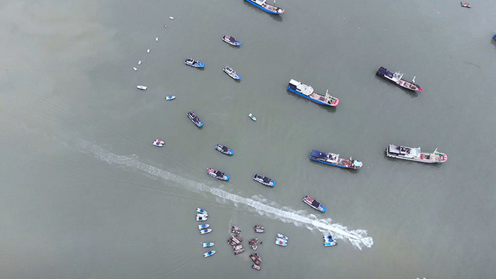 航拍浙江附近小岛渔船船舶快艇实拍素材视频