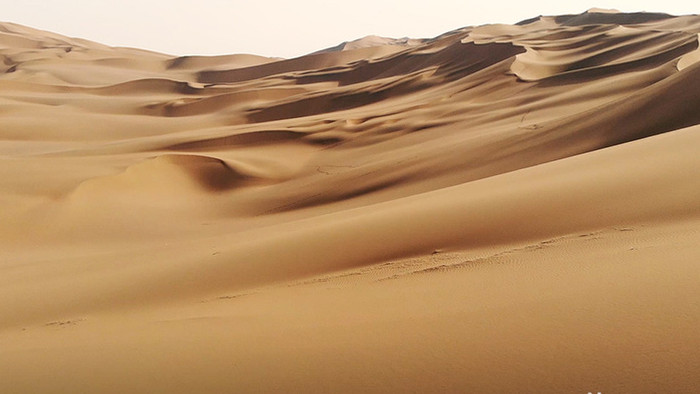 航拍新疆鄯善库木塔格沙漠公园沙丘实拍视频