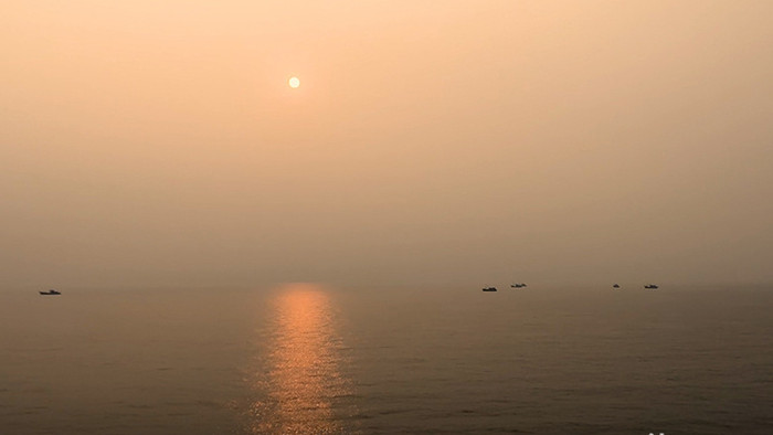 辽宁大连渤海日落余晖夕阳渔船海船舶探照灯