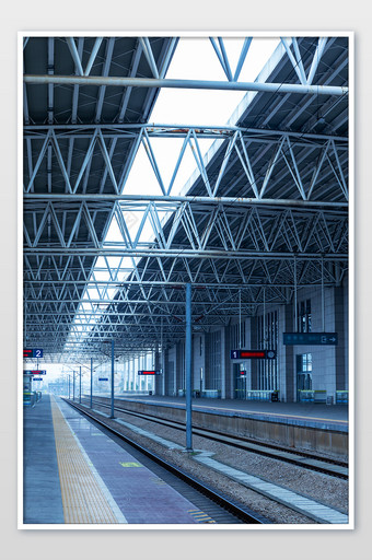 火车站台铁轨空旷图片