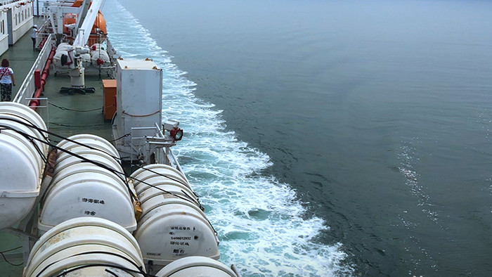 山东烟台渤海渡轮甲板设备游客景观实拍素材