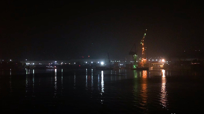 辽宁大连旅顺港口渡轮作业灯光夜景实拍素材