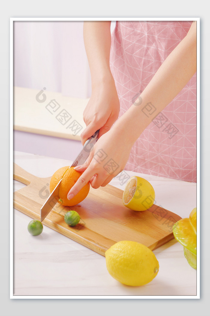 粉色女生厨房做菜切菜特写图片图片
