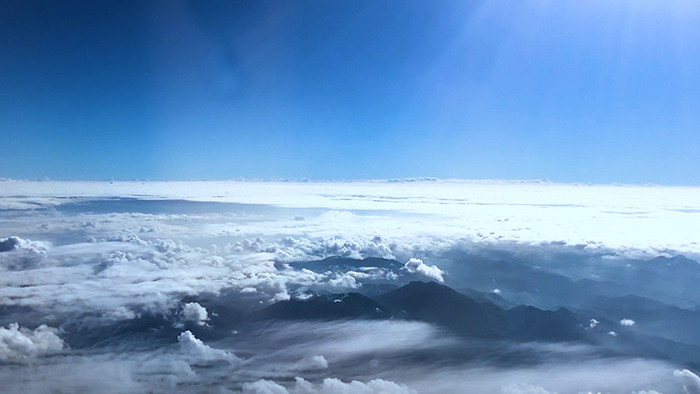高空航拍山脉层积云云海蓝天阳光光束素材