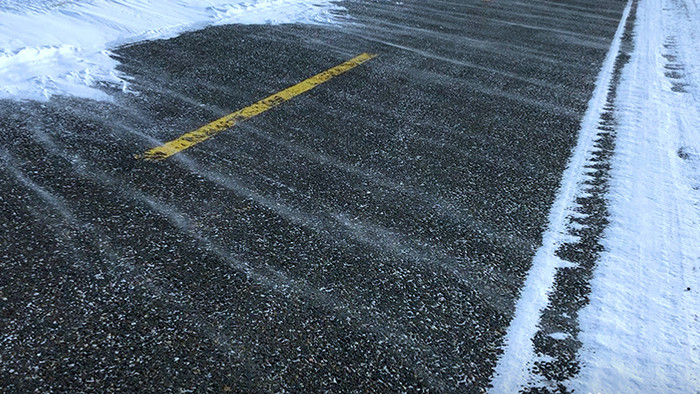 特写新疆喀纳斯道路风吹雪粒子冰晶雪景景观